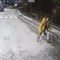 У Кременці жінка кинулася під колеса авто (відео)