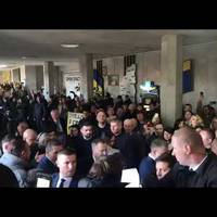 Квітами і пікетом: як у Тернополі зустрічали Президента України Володимира Зеленського. ВІДЕО