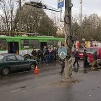 У Тернополі пасажири штовхали тролейбус. ВІДЕО