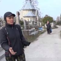 Незвичне хобі жінки, що прибирає на Микулинецькому кладовищі (Відео)