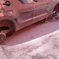 Проснувся, а автомобіль без коліс: біля Тернополя злодії “роззули” іномарку