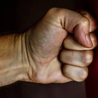 На Тернопільщині неадекватний чоловік тримає у страху усе село: погрожує вбивством, підпалом та б’є людей