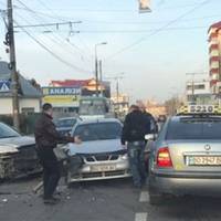 На Бандери аварія - зупинився транспорт, на Глиняній через обірвані дроти перекрили рух