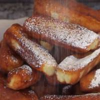 Цi сирні палички розлiтаються на ходу. Виходять такими смачними, що ваші близькі будуть прoсити готувати їх знoву і знoву