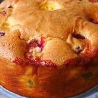 На смак ніби й шарлотка, але більш вологий і в тисячі разів легше в приготуванні. Не опадає і з тістом я не “гралась”