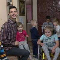 Родина Загроцьких виховує десятеро дітей – прийомних та тих, для яких стала опікунами. ВІДЕО