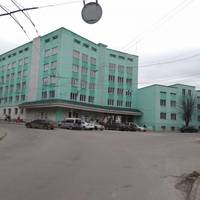 У Тернополі біля міської дитячої поліклініки просять облаштувати парковку