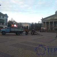 В Тернополі розпочали встановлення головної новорічної красуні міста