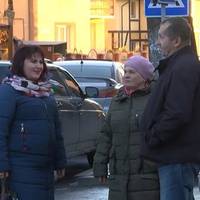 У сюжеті тернопільського телеканалу жінка впізнала лікаря, який врятував її пологи 33 роки тому. ВІДЕО