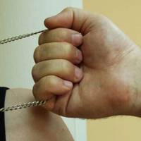 У центрі Тернополя з чоловіка зірвали золотий ланцюжок із кулоном