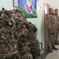 5 маскувальних сіток, виплетених власними руками, передали студенти ТНПУ бійцям на схід України. ВІДЕО