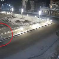 В Збаражі молодик розтрощив вуличний ліхтарик (відео)