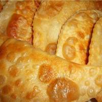 Два смачні рецепти для приготування Чебуреків. Завжди виходять хрумкі та соковиті