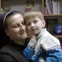 “Треба вилікувати їхні душі”: на Тернопільщині монахиня стала мамою дев’ятьом дітям