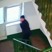 Завдяки камері в під'їзді вдалося зафіксувати злодія: тернополян просять допомогти впізнати квартирного крадія (відео)