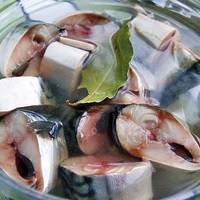 Ароматна та смачненька скумбрія, за допомогою спеціального розсолу.