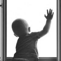 У Бережанах з вікна багатоповерхівки випав хлопчик