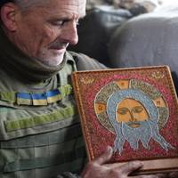 Воїн-іконописець: 58-річний боєць на передовій робить ікони з дроту