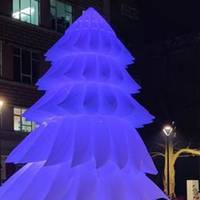 З'явилося відео, як у Тернополі діти повалили надувну ялинку