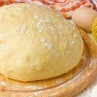 М’яке, пухке тісто на горілці – найкраще для пиріжків й іншої випічки, говорила моя бабуся. Як я вдячна їй за рецепт! Цьому рецептові багато років, користуюся постійно і жодного разу не підвів
