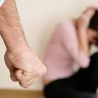 “Вибив зуби, все ліжко у крові”: на Тернопільщині депутат увірвався у будинок колишньої і на очах у дітей розправився з жінкою