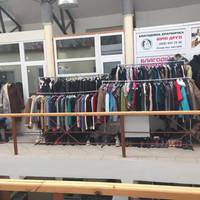 Широкий вибір і смішні ціни: у Тернополі запрацювала благодійна барахолка