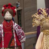 Тернопільська рукодільниця виготовила декілька серій ляльок з листя кукурудзи, соломи, ляльки-мотанки