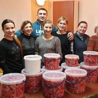 Волонтери з Шумська зробили для українських захисників понад 10 відерець вінегрету (фото)