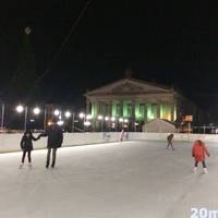 На Театральному майдані запрацювала ковзанка: скільки коштує та коли працює