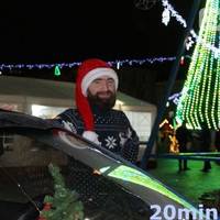 У Тернополі у новорічному таксі костюмованого водія цілують і падають йому на коліна (ВІДЕО)