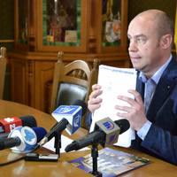 Журналісти дослідили почерки трьох відомих людей, які розповіли про них чимало цікавого. ВІДЕО