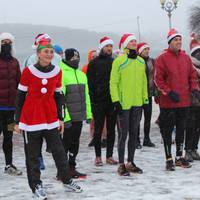 На набережній Тернопільського ставу бігали Санта-Клауси. ВІДЕО