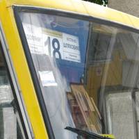 У Тернополі розшукують свідків конфлікту на дорозі: маршрутка vs Range Rover