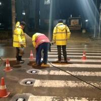 На пішохідних переходах у Тернополі встановлюють спеціальні світловідбиваючі елементи. ВІДЕО