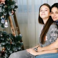 Тернопільська художниця перевтілює звичайні лампочки на ексклюзивні ялинкові прикраси