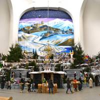 У тернопільському храмі - довжелезні черги: дорослі і малі в захваті від найбільшої в Україні шопки