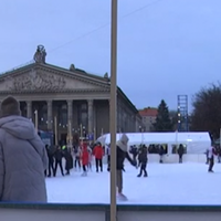 Ковзанка в центрі Тернополя працює і в плюсову температуру
