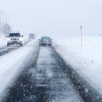 На Тернопільщині не працює спецтехніка, люди самотужки посипають дороги (відео)