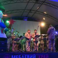 Військовий оркестр Тернопільської окремої артилерійської бригади заколядував у центрі Тернополя. ВІДЕО