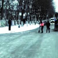 Здогадалися: комунальники під час ожеледиці вирішили полатати ями (ВІДЕО)