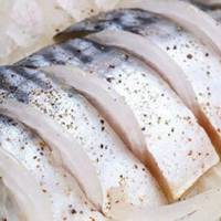 Рецепт солоної скумбрії в домашніх умовах. Таку ніжну і пікантну в магазині не купиш!