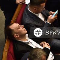 Якби я спав то люстра б хиталась – тернопільський нардеп пояснив спання у Верховній Раді