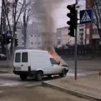 У Тернополі біля Універсаму загорілася машина (відео)