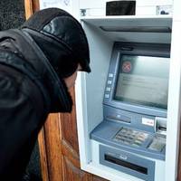 Що робити, якщо картку з'їв банкомат?