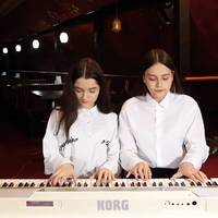 Студентки з Чорткова виконали відому композицію. Відео