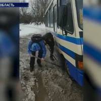 Дорога на Тернопільщині: автобус штовхають пасажири, а швидка їде полями
