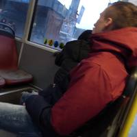 Пасажир, який пересувається на візку, перевірив, чи опустить пандус водій 35-ї маршрутки