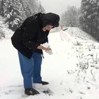 Син зняв на камеру, як його 101-річна мама радіє снігу (відео)