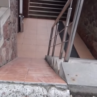 Чоловік на візку не зміг потрапити у відомий в Тернополі магазин через стрімкий пандус (Відео)