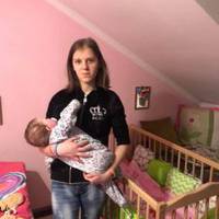 Чотирнадцятирічна мама з Тернопільщини, якій допомагає волонтерка, не вміє ні читати, ні писати